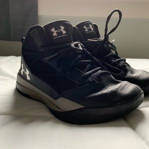 Boys Under Armour Basketball Shoes Size 7Y